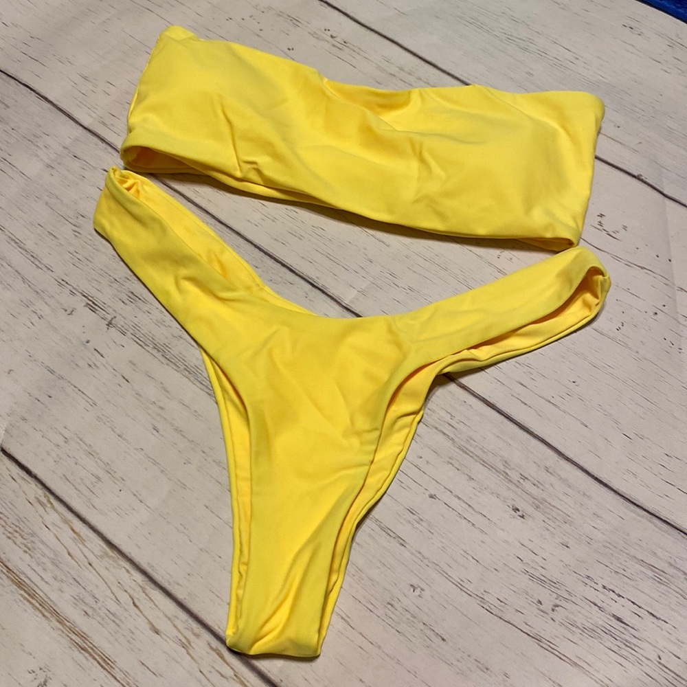 NWOT Women yellow color bikini size M
